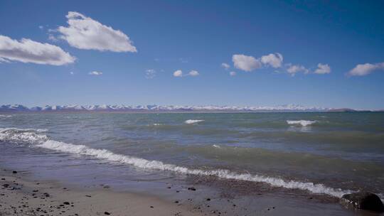 西藏纳木措岸边海浪