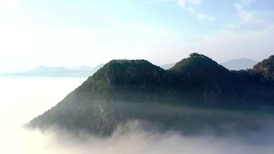 航拍山顶云雾山峰云海平流云绿色森林青山