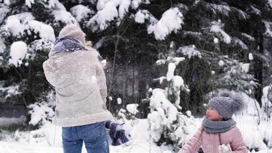 孩子们，母亲，玩耍，雪