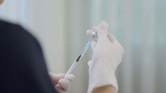 医生注射器准备在美容诊所注射肉毒杆菌素。