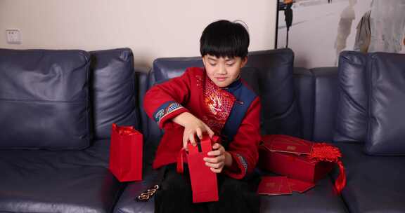 中国小男孩恭贺新年拜年新年礼物8K实拍