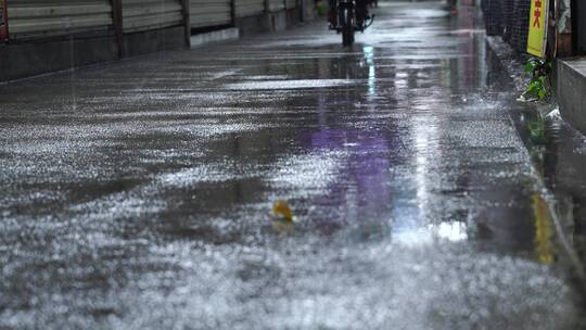 下雨天路面雨水雨滴地面