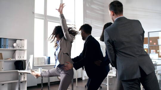 快乐商务团队在办公室跳舞视频素材模板下载