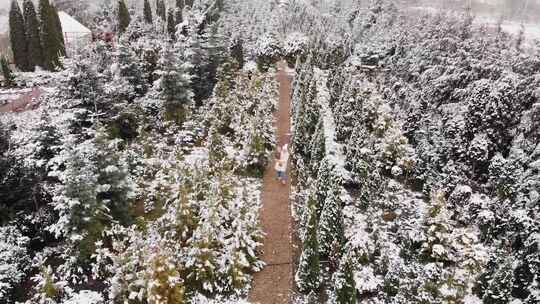 母亲和孩子在雪地上行走