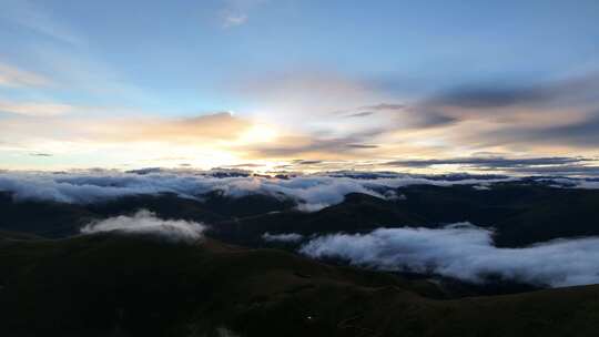 黎明航拍四川西部色达县高山云海朝霞景观