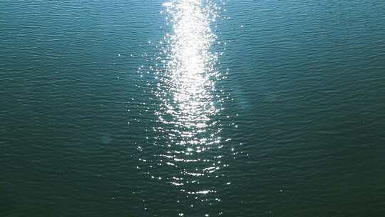 波光粼粼绿色水面 阳光洒在水面 1655