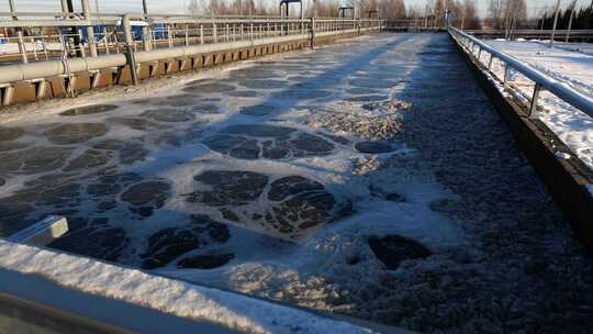 车站金属桥上的漩涡水景视频素材模板下载