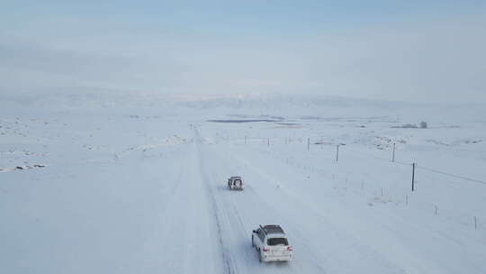 雪地公路行驶的车辆