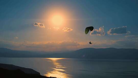 日落时分的滑翔伞