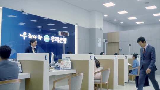 银行营业厅内职员与客户场景