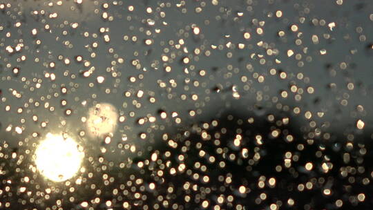 雨滴落在玻璃上