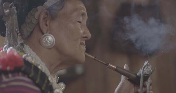 抽烟的藏族老太太