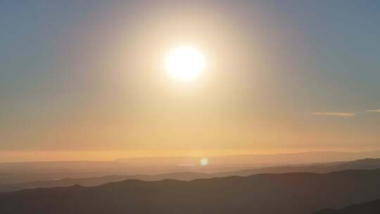 空中俯瞰广袤无垠的山区风光