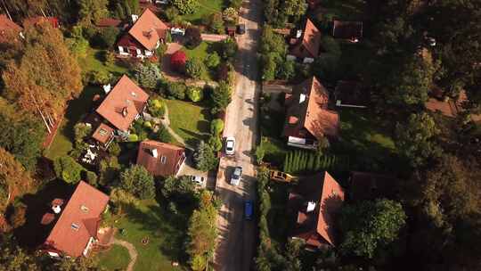 许多不同大小和形状的社区房屋的鸟瞰图。4K