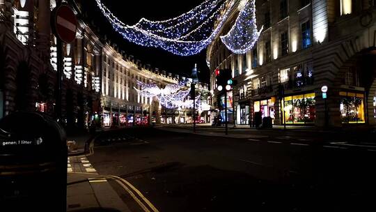 悬挂在伦敦大街上的圣诞彩灯装饰视频素材模板下载