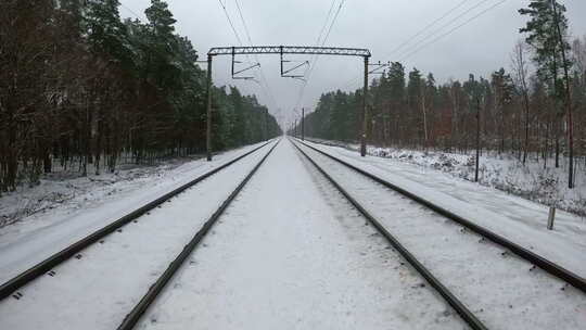 冬季被雪覆盖的铁路轨道