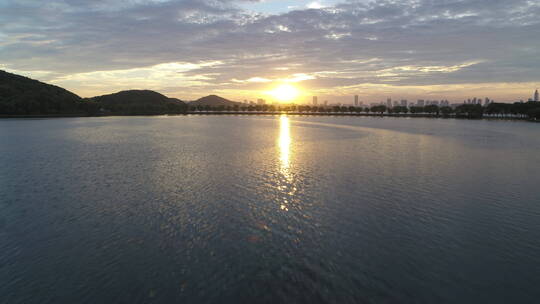 航拍武汉东湖绿道傍晚湖面夕阳光影