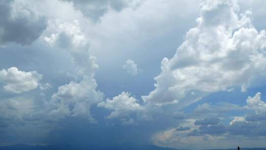 天空中蓬松白云景象