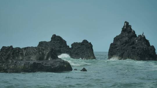 海浪和大岩石