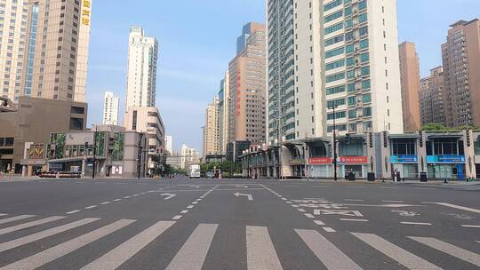 上海封城中的现状街道建筑群视频素材模板下载