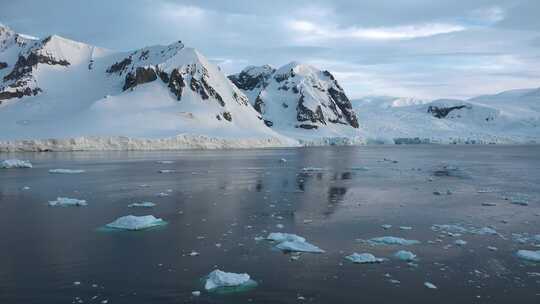 自然之美。南极洲融化的冰。全球变暖和气候