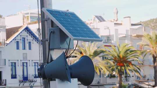 环保自主LED路灯投影仪和麦克风，带太阳能电池板，白天使用视频素材模板下载