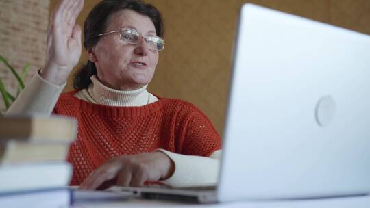 妇女用电脑上网课视频素材模板下载