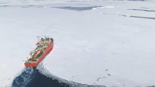 破冰船在途中破冰红色核破冰船