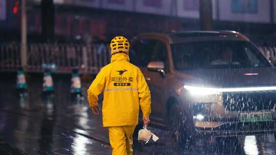 暴雨中城市奋斗美团饿了么外卖快递骑手