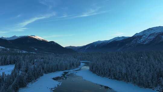 低角度航拍新疆冬季喀纳斯河冰雪覆盖景观