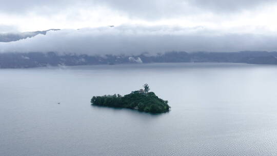 航拍泸沽湖的洛克岛