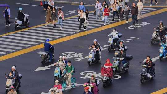 繁华街道路口斑马线人群过马路