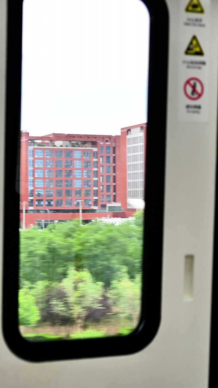 列车车窗视角的建筑与绿植