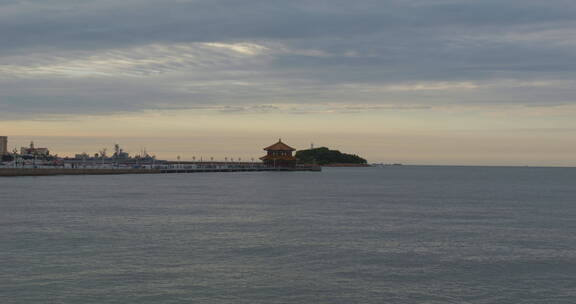 青岛栈桥沿海日出火烧云