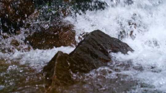 河边流水河流河水小溪流体液体水流慢动作美