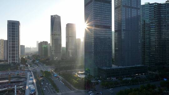 阳光穿过现代城市写字楼摩天大楼
