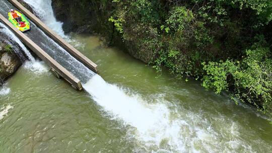 漂流船激流勇进山峡谷激情航拍惊险橡皮筏艇