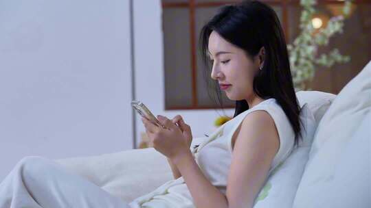 女性居家休闲看书玩手机