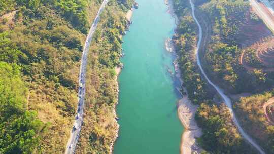 航拍澜沧江和旁边道路上的车流