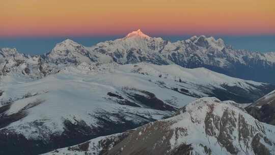 航拍日照金山