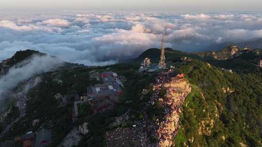 泰山之巅，云海奇观