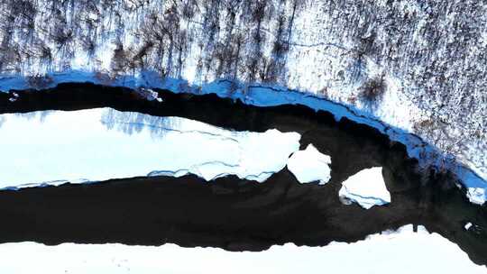北方初春雪原河流天空山林雪景