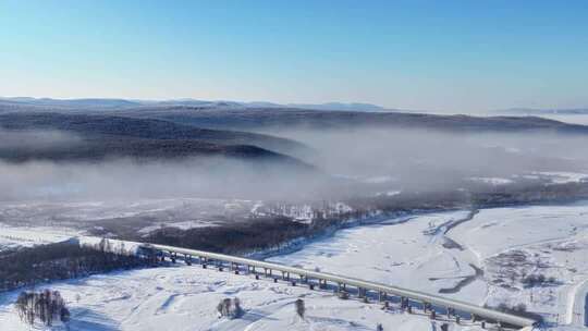 航拍冬季雾中林海雾凇视频251202-26