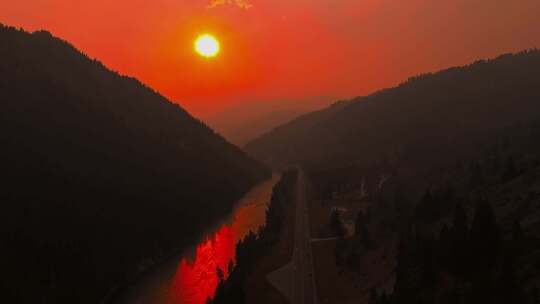 落日夕阳、峡谷间的公路