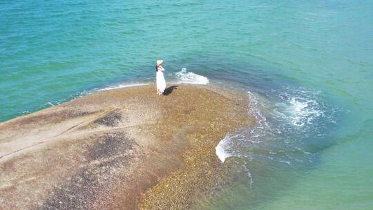 人物背影海景海边，面朝大海春暖花开