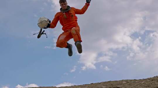 宇航员，跑步，橙色，工装裤