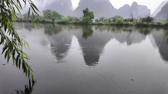 雨天湖景倒映绿树青山的宁静画面