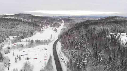 挪威白雪覆盖的风景中狭窄的高速公路——天