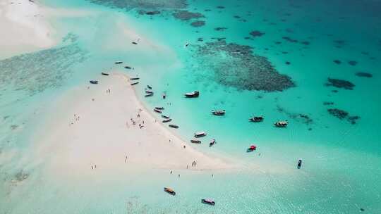 在坦桑尼亚桑给巴尔附近的姆南巴岛环礁浮潜旅游船非洲珊瑚礁，空中平底锅里