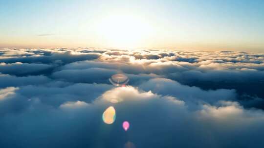 高空俯瞰云海与日出景象